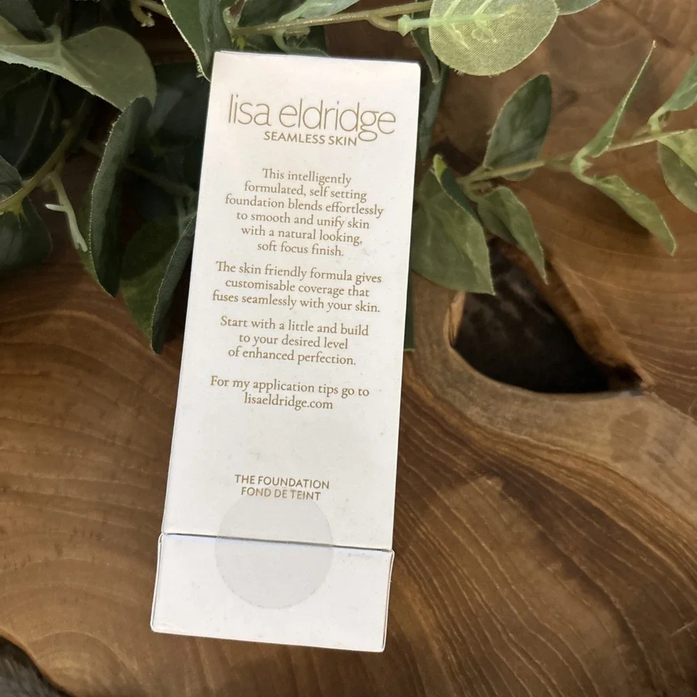 NIB / LISA ELDRIDGE Seamless Skin Enhancing No. 40 Foundation - 30mL / 1 fl. oz.